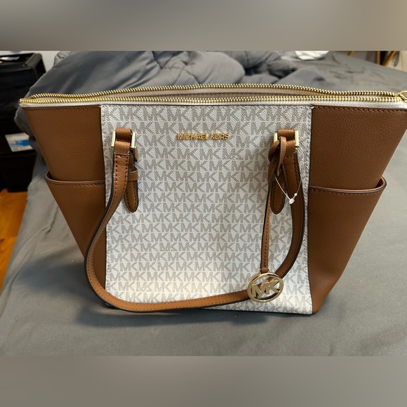 Michael Kors Charolette Top Zip Tote in Signature logo. - Picture 4 of 9